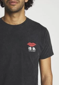Kaotiko LIPS UNISEX - T-Shirt Print - Dark Grey 14 Kaotiko LIPS UNISEX - T-Shirt Print - Dark Grey -Kaotiko || Fire & Glory Populaire Magasin 31a4ae5676684320927d1903f2d832b2