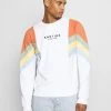 Kaotiko UNISEX CREW SEATTLE - Sweatshirt - White -Kaotiko || Fire & Glory Populaire Magasin fee7aaf0b6814dbe87b03b21b16f12ae